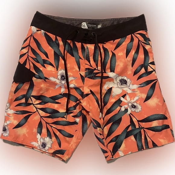 Volcom Mod-Tech Board shorts, size 29, great condition, no rips, holes or stains - Picture 1 of 3